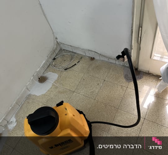 מרסס כתום עם צינור על רצפה
